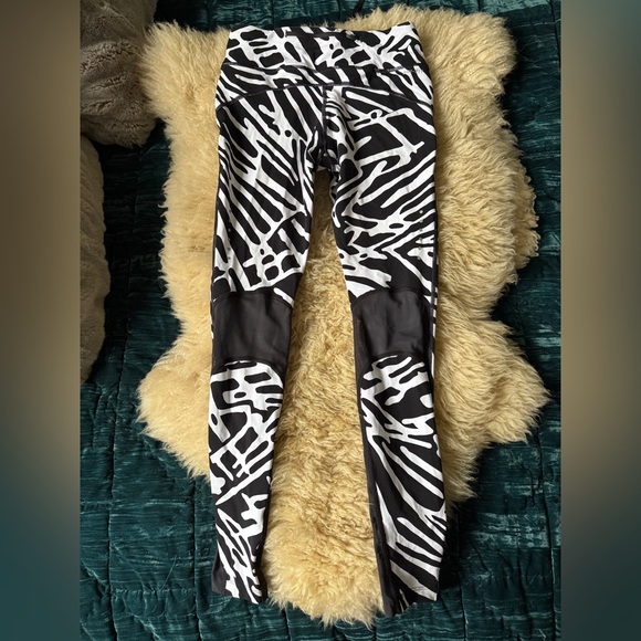 Nike Epic Lux Black and White Dri-FIT Leggings - Picture 4 of 7